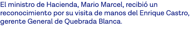 El ministro de Hacienda, Mario Marcel, recibió un reconocimiento por su visita de manos del Enrique Castro, gerente G   