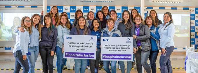 Un grupo de personas en una estación  Descripción generada automáticamente