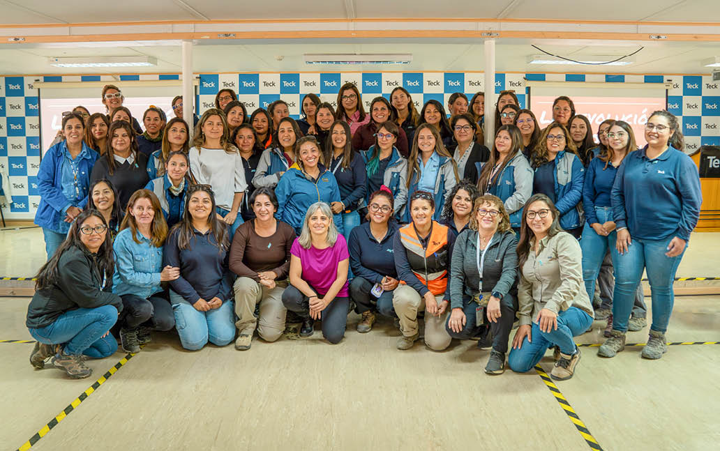 Grupo de personas posando delante de una pared  Descripción generada automáticamente con confianza media
